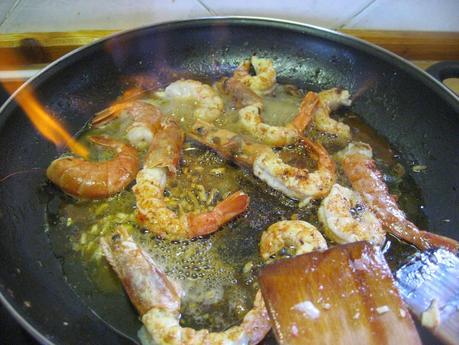 FIDEUÁ CON GAMBAS CARAMELIZADAS Y ALL I OLI