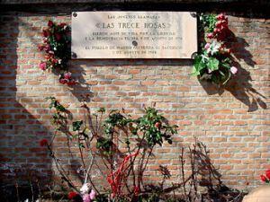 Placa conmemorativa en Madrid de las 13 rosas. / Wikipedia 