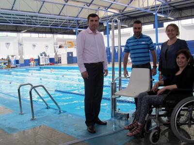 060814 Visita a Piscina Municipal alcalde Benito Sandra silla adaptada discapacitados