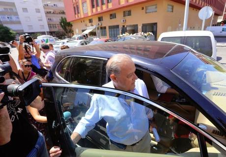 MILLONARIOS A COSTA DE LOS PARADOS