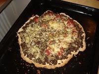 Pizza con nata, beicon y cebolla