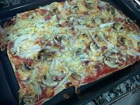 Pizza con nata, beicon y cebolla