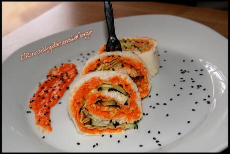 Sandwich roll de pepino y lechuga con paté de piquillos