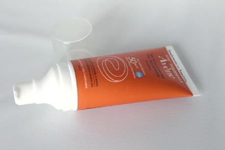 Este Año en mi Bolso de Playa Siempre me Acompaña Eau Thermale Avène Emulsión SPF 50+