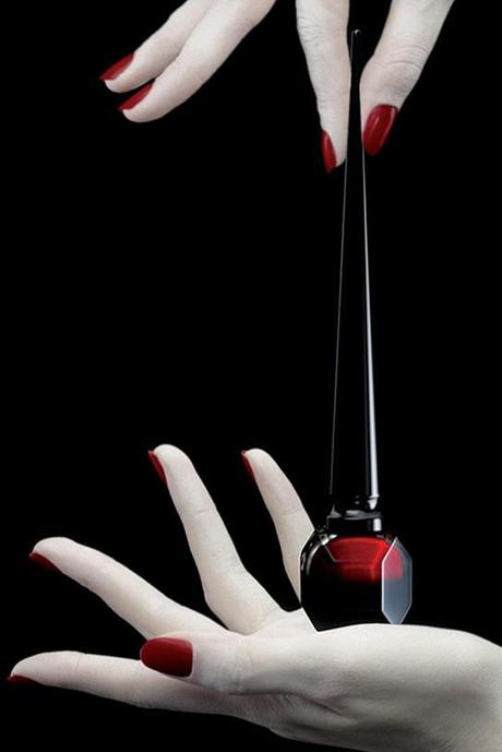 LOUBOUTIN LANZA SU PRIMERA LINEA DE LACA DE UÑAS, ROUGE LOUBOUTIN.