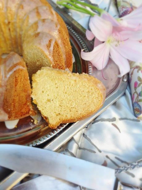 BUNDT CAKE DE BUTTERMILK CON GLASEADO DE YOGUR