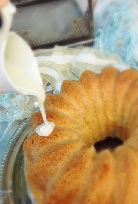 BUNDT CAKE DE BUTTERMILK CON GLASEADO DE YOGUR