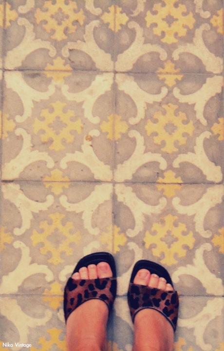 Suelo, baldosa hidraulica, sandalia Mascaró