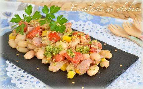 Ensalada de alubias con salsa pesto. Receta fresca, ligera, fácil, casera para el verano.
