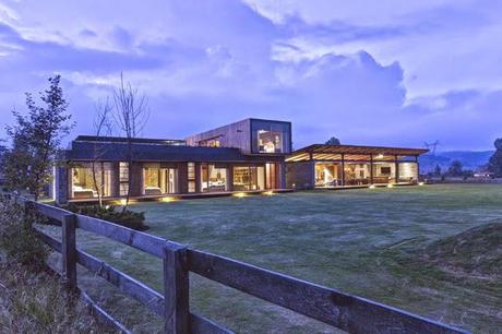 Casa Rustica y Moderna en Piedra  /  Rustic and Modern Stone House