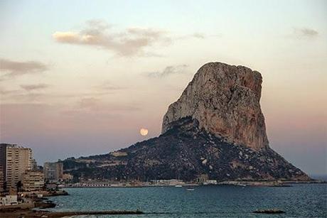 Luna resplandeciente y escaladora