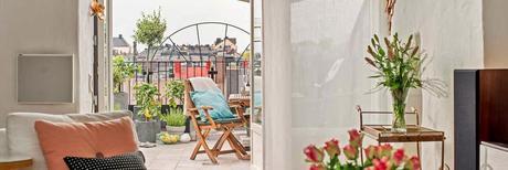 UNA TERRAZA DECORADA EN  AZUL TURQUESA Y GRIS