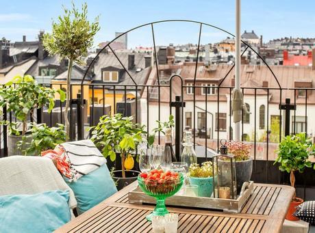 UNA TERRAZA DECORADA EN  AZUL TURQUESA Y GRIS