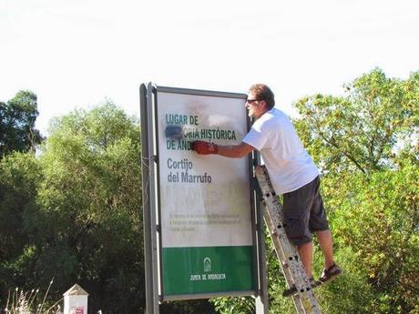 Cartel avasallado por vándalos fascistas.