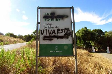 Cartel avasallado por vándalos fascistas.