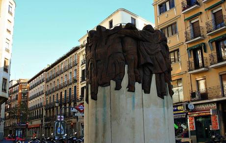 escultura-el-abrazo-juan-genoves