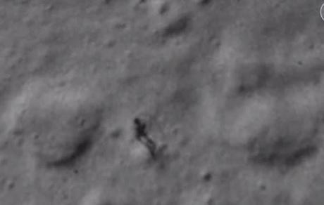 VIDEO: Descubren figura humanoide caminando sobre la Luna