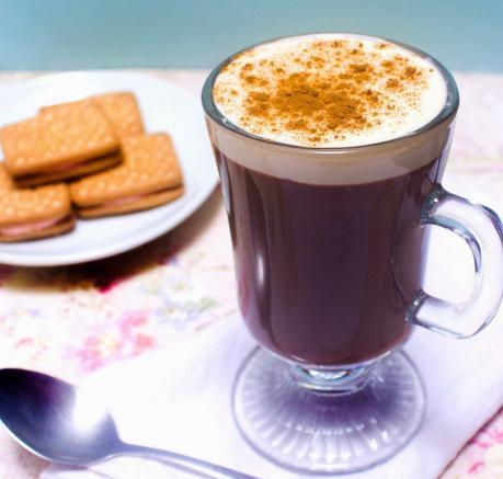 Chocolate Caliente con Canela y Crema