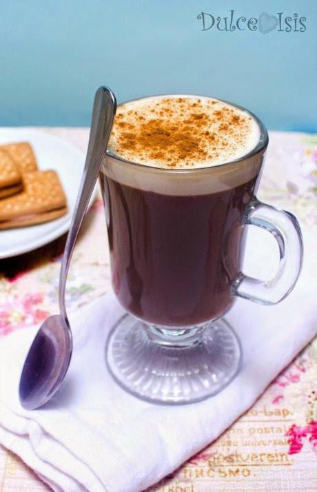 Chocolate Caliente con Canela y Crema
