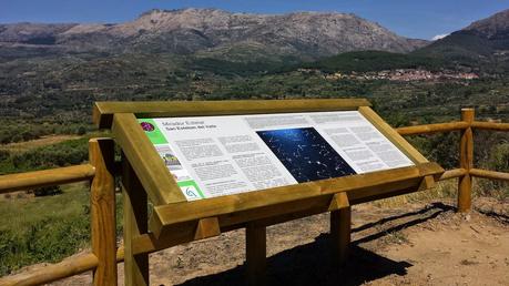 Mirando hacia arriba por la noche. Estrellas y más
