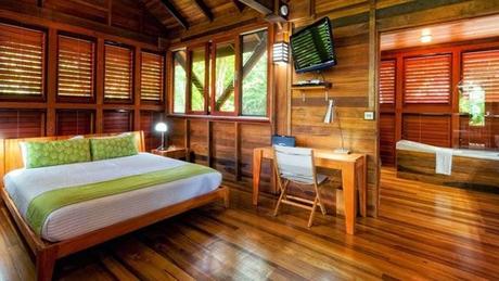 Cabana de Madera Rustica en Dominica  /   Rustic Wood Cottage in Dominica