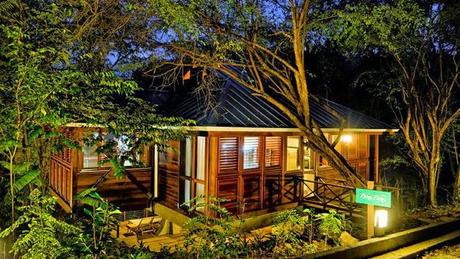 Cabana de Madera Rustica en Dominica  /   Rustic Wood Cottage in Dominica