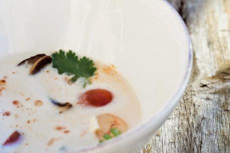 TOM KHA TOFU : SOPA TAILANDESA CON LECHE DE COCO, LEMONGRASS, JENGIBRE Y TOFU