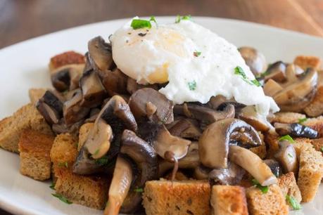 RAGOUT DE CHAMPIGNONES Y PORTOBELLOS CON HUEVO POCHE