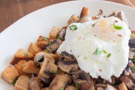 RAGOUT DE CHAMPIGNONES Y PORTOBELLOS CON HUEVO POCHE