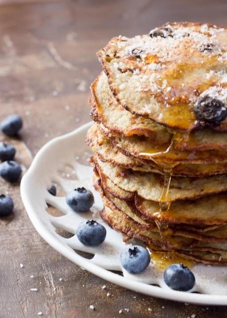 PANQUEQUES DE BANANA, ARANDANOS Y COCO SIN HARINA