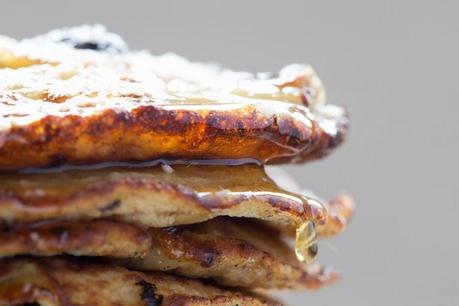 PANQUEQUES DE BANANA, ARANDANOS Y COCO SIN HARINA