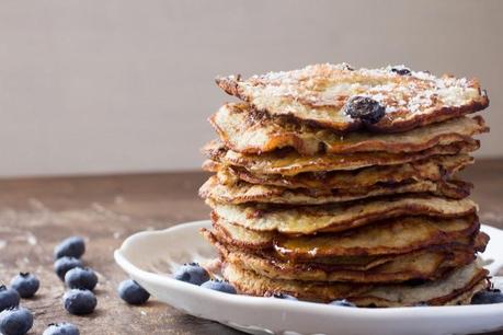 PANQUEQUES DE BANANA, ARANDANOS Y COCO SIN HARINA