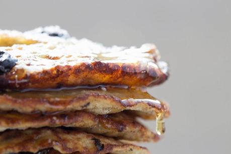 PANQUEQUES DE BANANA, ARANDANOS Y COCO SIN HARINA