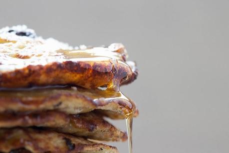 PANQUEQUES DE BANANA, ARANDANOS Y COCO SIN HARINA