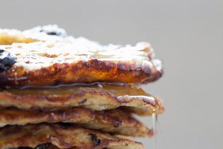 PANQUEQUES DE BANANA, ARANDANOS Y COCO SIN HARINA