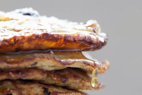 PANQUEQUES DE BANANA, ARANDANOS Y COCO SIN HARINA