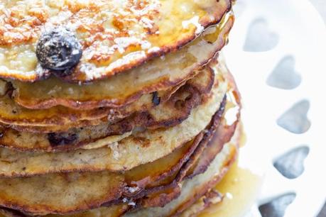 PANQUEQUES DE BANANA, ARANDANOS Y COCO SIN HARINA