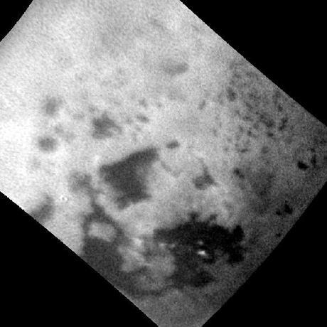 Nubes de metano disipándose sobre el Ligeia Mare en Titán