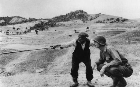 Robert Capa soldado estadounidense con campesino italiano Troina 1943