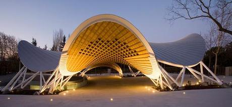 Auditorio Parque El Paraíso iluminado, en Madrid