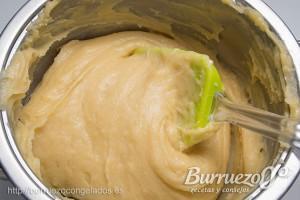 Como hacer pasta choux para un relleno dulce o salado Mezcla de manteca y harina con espatula.