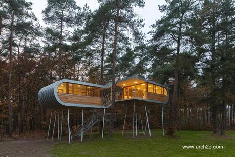Estructura contemporánea residencial elevada Casa del árbol moderna hecha de metal con formas curvas