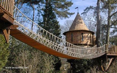 Una versión muy elaborada surgida de la fantasía Castillo casa del árbol con larga pasarela