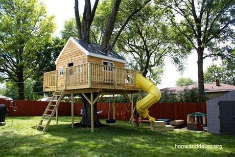 Casa del árbol para niños en jardín