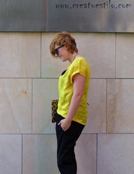 Look pantalón de vestir baggy y camisa amarilla (3)