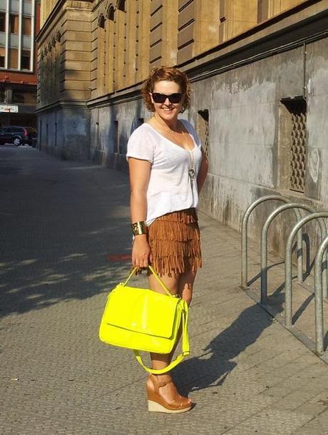 Look con falda de flecos marrón y bolso fluor amarillo (2)