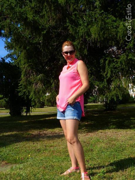 Moda Look con shorts vaqueros y camisa rosa fluor (5)