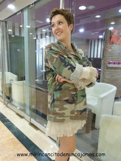 Look de moda con chaqueta militar y vestido romántico