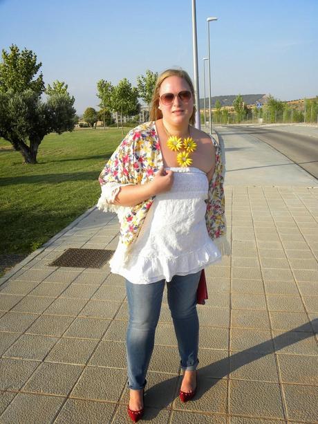 kimono, kimono flecos, kimono aliexpress, kimono zara en aliexpress, zara vs aliexpress, kimono flores zara, kimono flecos flores, los looks de mi armario, fashionblogger, kimono con jeans, http://www.loslooksdemiarmario.com/2014/07/outift-mi-tesoro-el-kimono-flecos-y.html