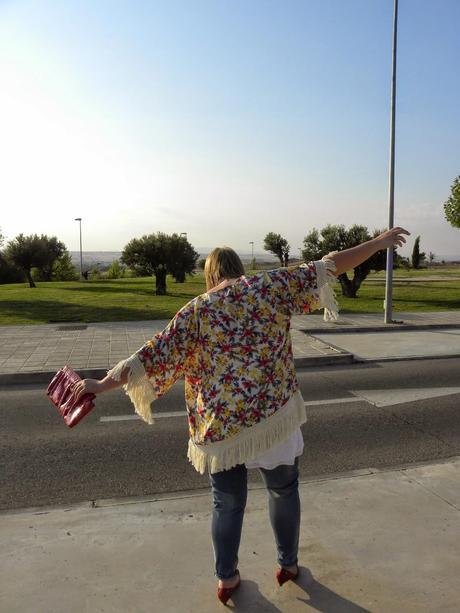 kimono, kimono flecos, kimono aliexpress, kimono zara en aliexpress, zara vs aliexpress, kimono flores zara, kimono flecos flores, los looks de mi armario, fashionblogger, kimono con jeans, http://www.loslooksdemiarmario.com/2014/07/outift-mi-tesoro-el-kimono-flecos-y.html